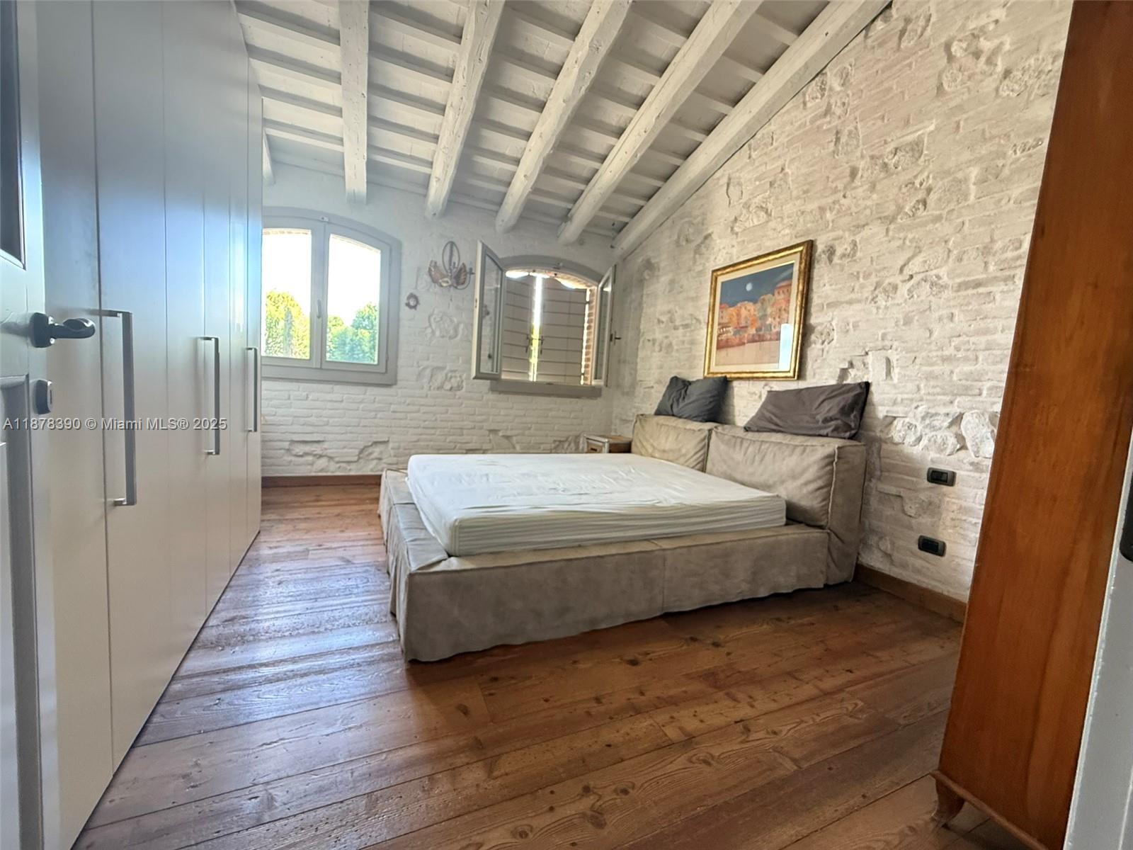 62 St Fosso (ve) Castellaro 62 Fosso (ve) Decatur, IT 30030 - Photo 24 of 39 a spacious bedroom with a bed and wooden floor