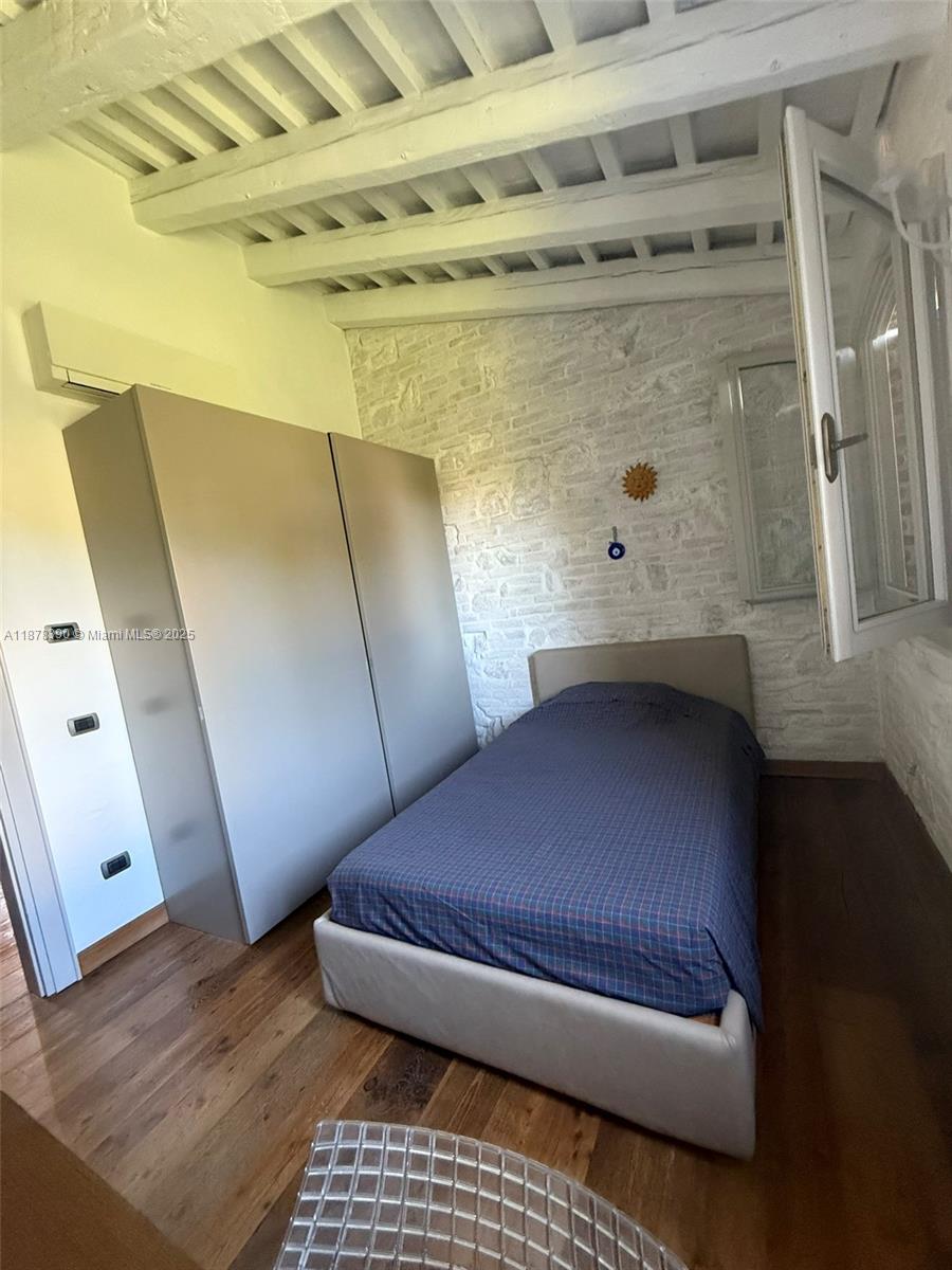 62 St Fosso (ve) Castellaro 62 Fosso (ve) Decatur, IT 30030 - Photo 26 of 39 a bedroom with a bed and a mirror