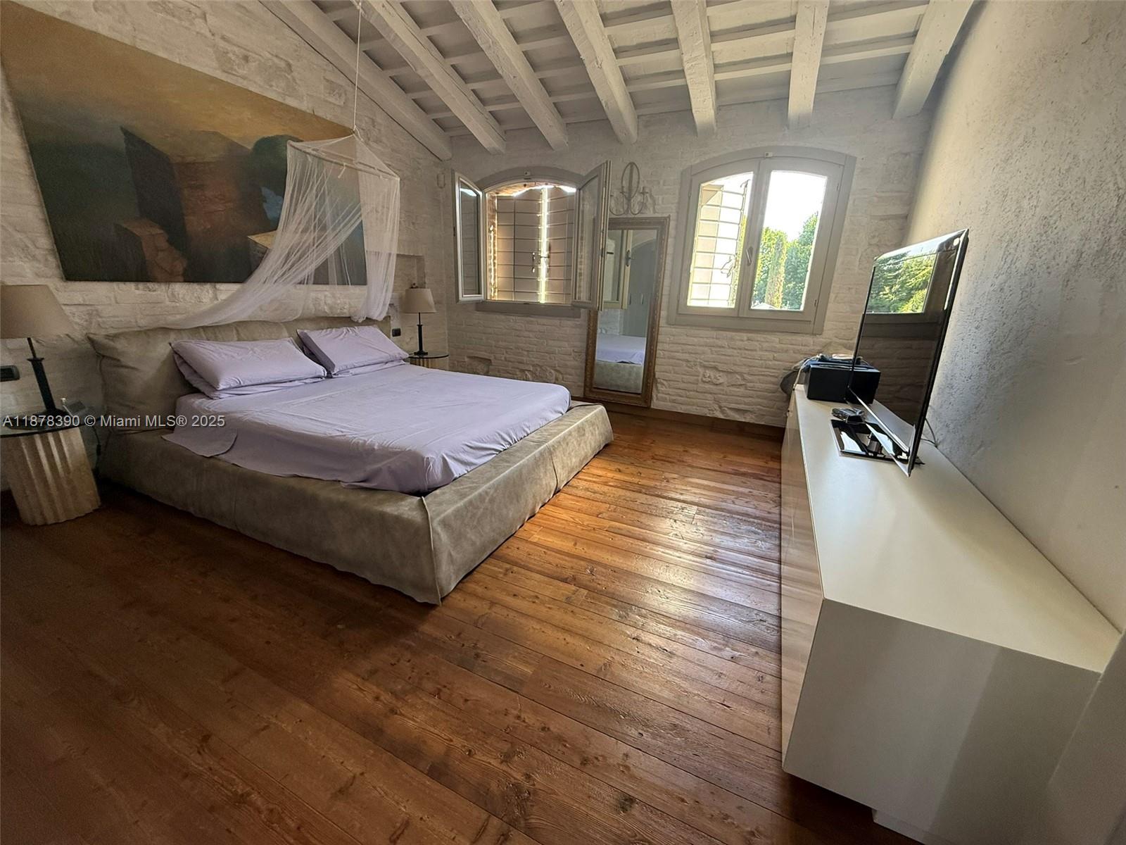 62 St Fosso (ve) Castellaro 62 Fosso (ve) Decatur, IT 30030 - Photo 28 of 39 a spacious bedroom with a bed a window and flat screen tv