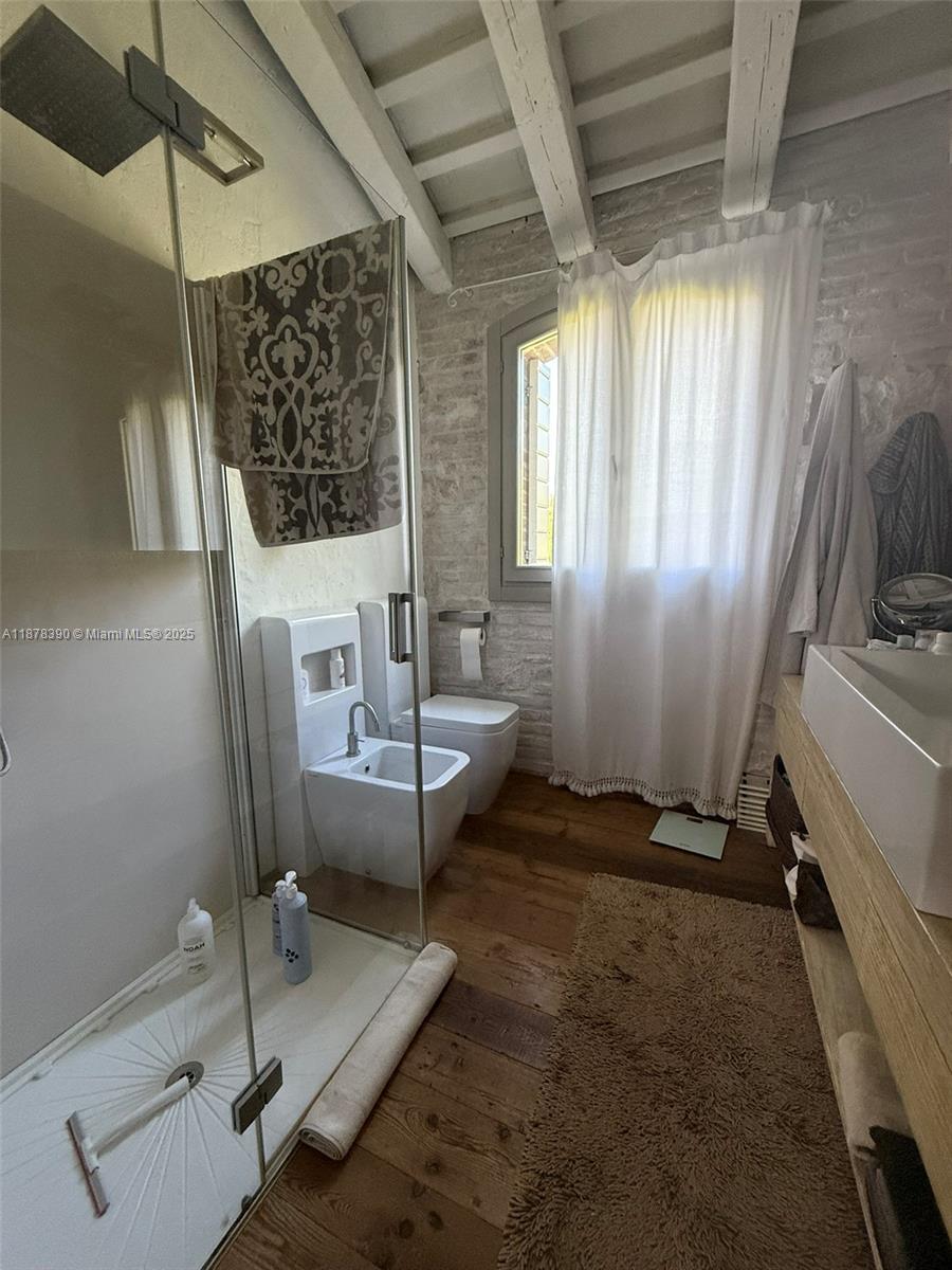 62 St Fosso (ve) Castellaro 62 Fosso (ve) Decatur, IT 30030 - Photo 30 of 39 a very nice looking room with a large window and couch