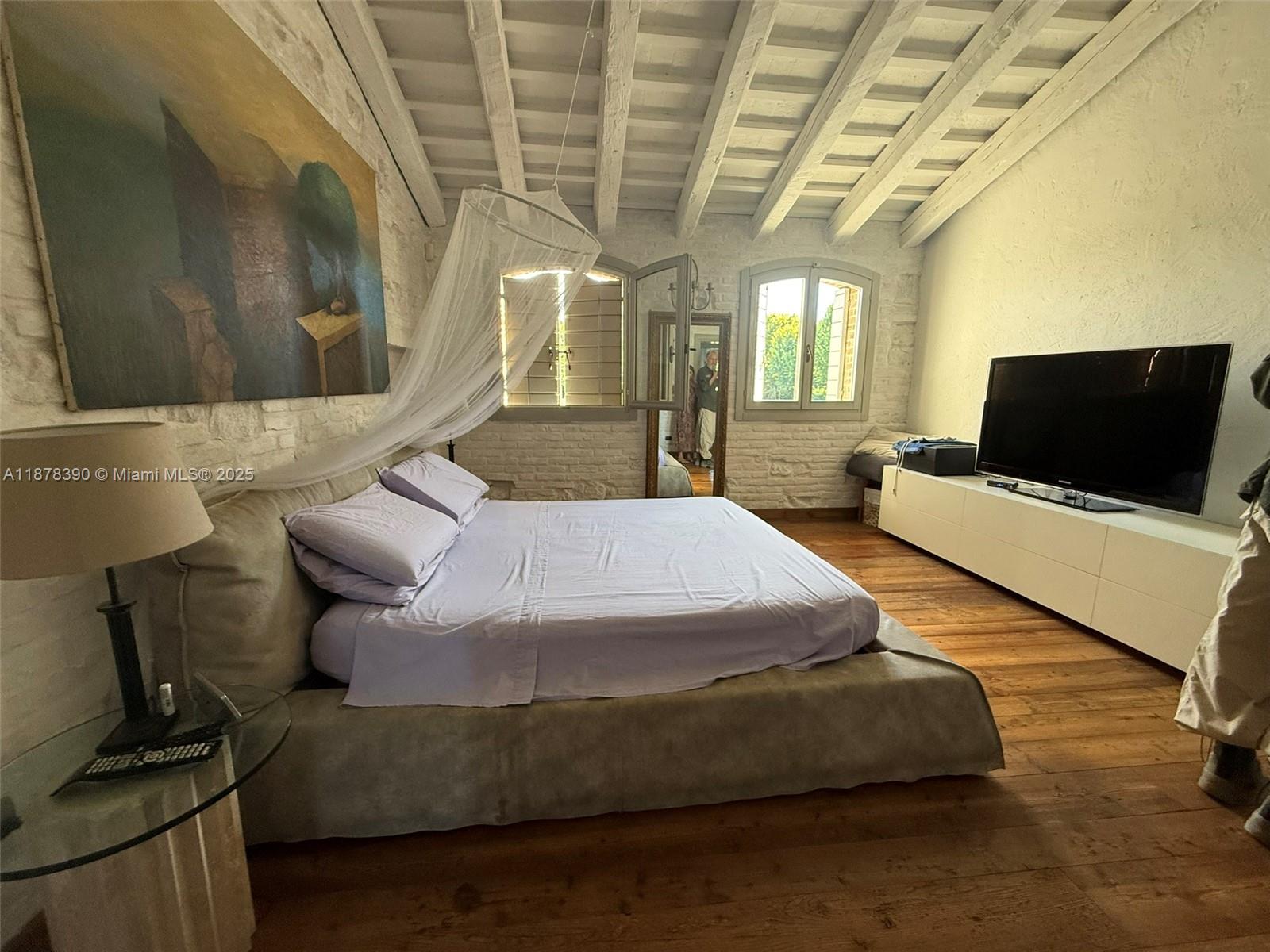 62 St Fosso (ve) Castellaro 62 Fosso (ve) Decatur, IT 30030 - Photo 31 of 39 a bedroom with a bed and wooden floor