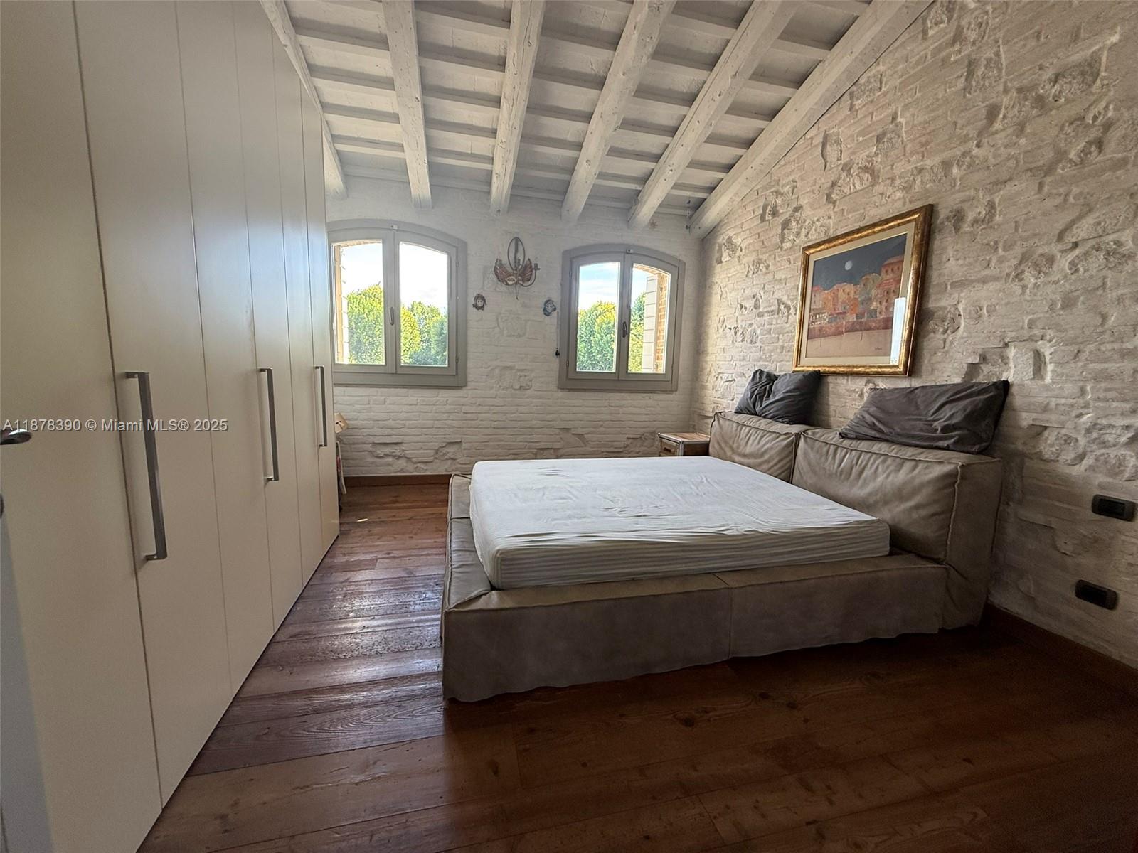 62 St Fosso (ve) Castellaro 62 Fosso (ve) Decatur, IT 30030 - Photo 36 of 39 a bedroom with a bed and wooden floor