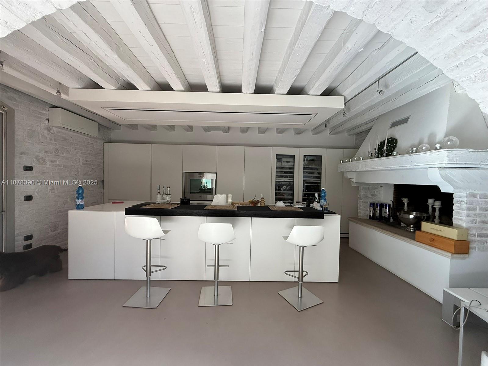 62 St Fosso (ve) Castellaro 62 Fosso (ve) Decatur, IT 30030 - Photo 38 of 39 a living room with furniture and a fireplace