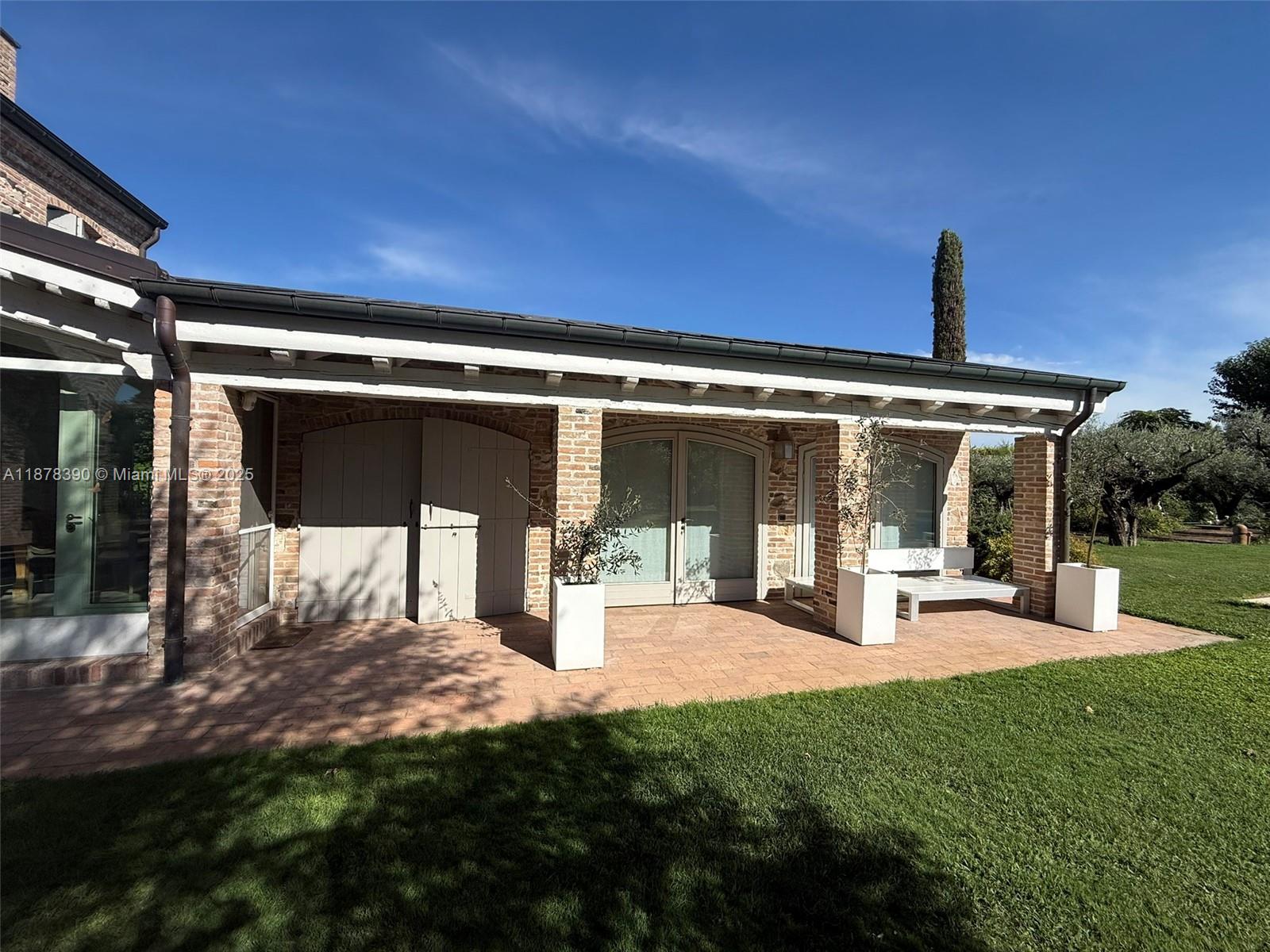 62 St Fosso (ve) Castellaro 62 Fosso (ve) Decatur, IT 30030 - Photo 9 of 39 a view of a house with backyard porch and sitting area