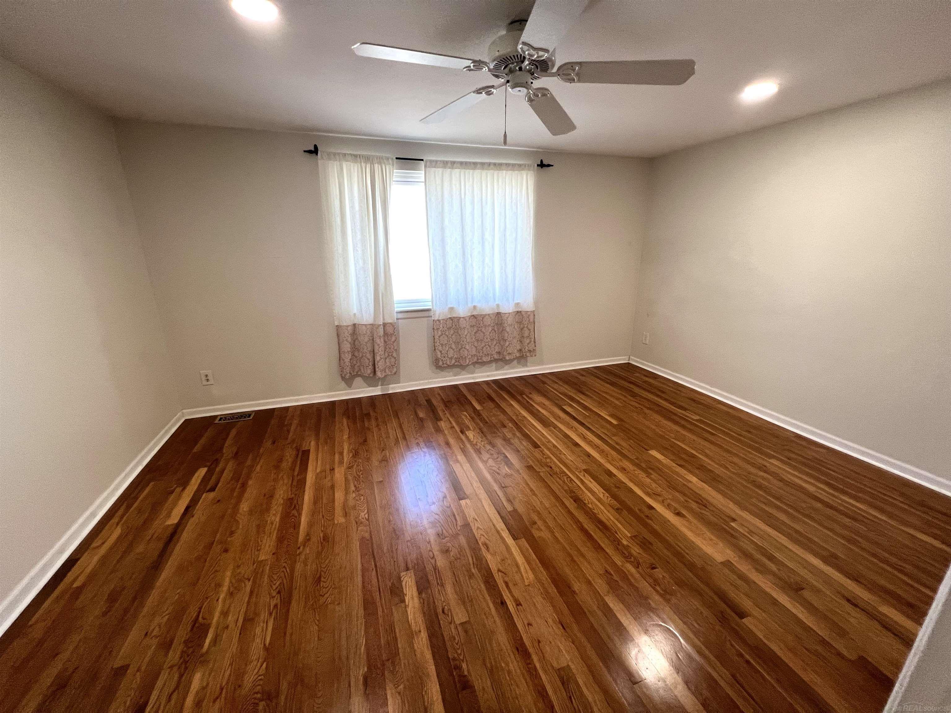 4300 15 Mile Road Sterling Heights, MI 48310 - Photo 9 of 26 50137184-6891af0e-15f7-4939-99df-22eff9afa56d.JPG
