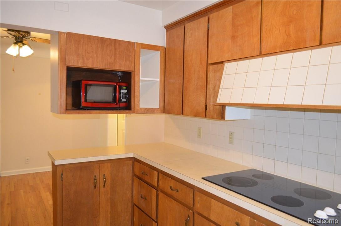 390 Maplehill Road Rochester, MI 48306 - Photo 3 of 31 KITCHEN
