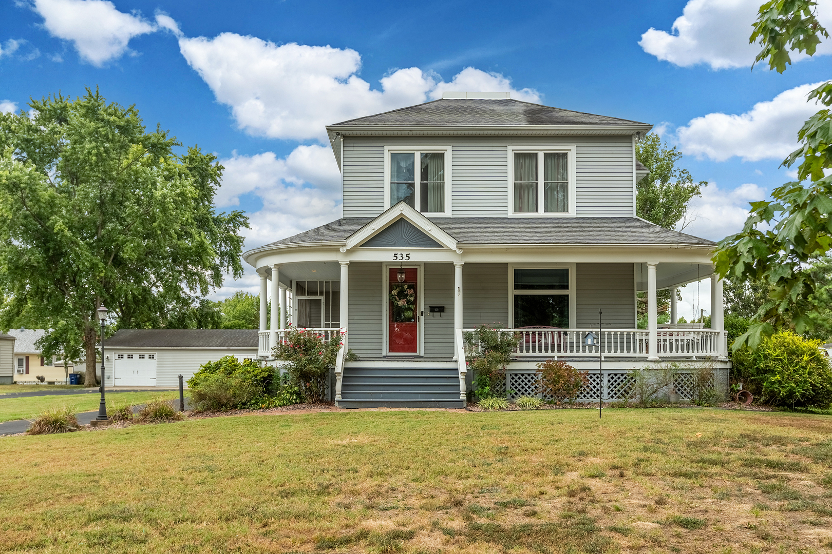 535 East Main Street Du Quoin, IL 62832 - Photo 3 of 75 a front view of a house with a yard