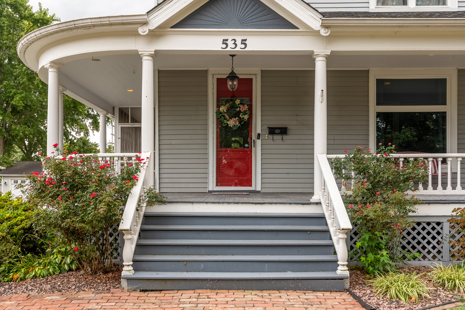 535 East Main Street Du Quoin, IL 62832 - Photo 4 of 75 a front view of a house with potted plants