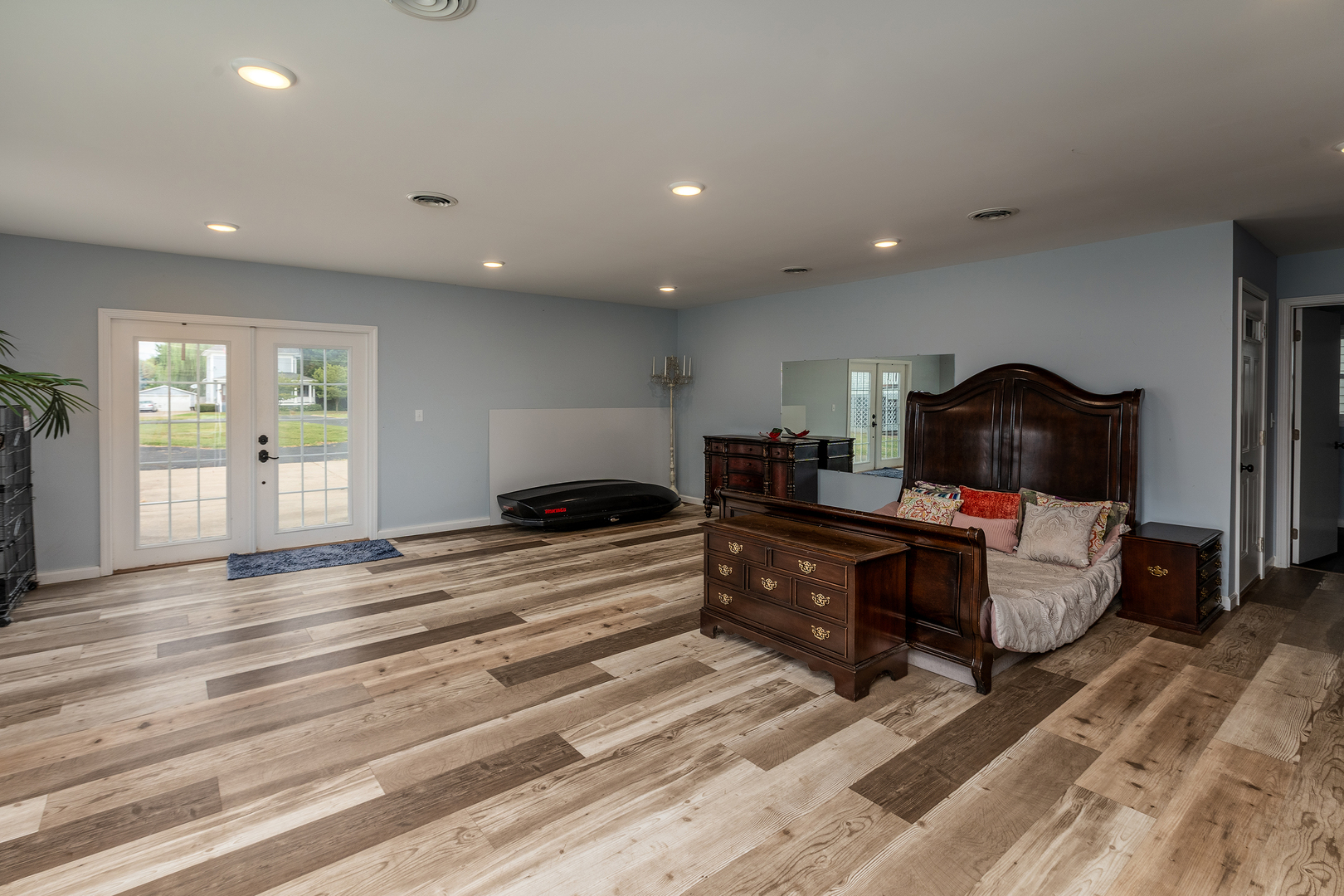 535 East Main Street Du Quoin, IL 62832 - Photo 61 of 75 a living room with furniture and a wooden floor