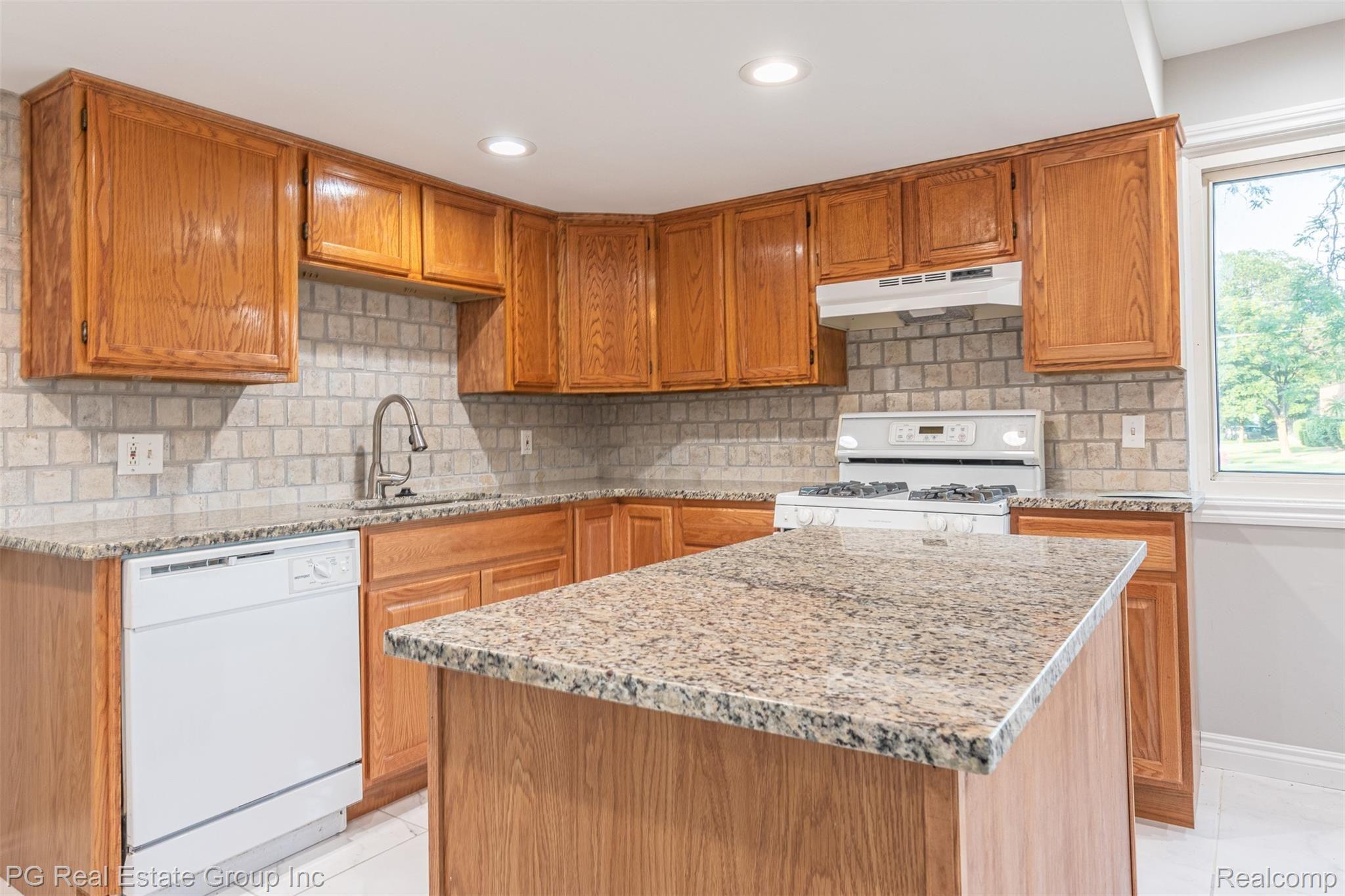 25803 Schoenherr Road Warren, MI 48089 - Photo 9 of 29 25803 Shoenherr Rd-11.jpg