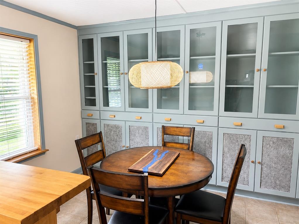 1900 South Duncanville Road Red Oak, TX 75154 - Photo 13 of 36 Breakfast area and built-ins; you'll never run out of storage!