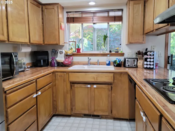 $375,000 | 1523 Northwest Thompson Way, Grants Pass, OR 97526