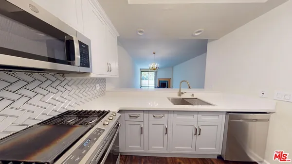 $2,800 | 3480 Barham Boulevard, Unit 109, Los Angeles, CA 90068