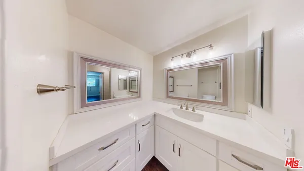 $2,800 | 3480 Barham Boulevard, Unit 109, Los Angeles, CA 90068