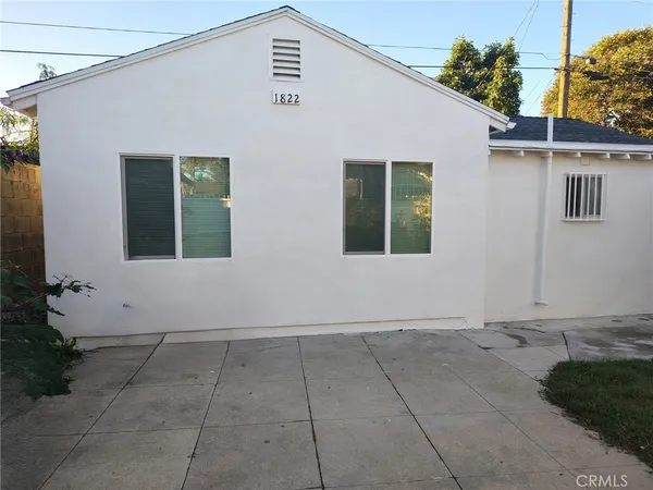 a view of a house with backyard