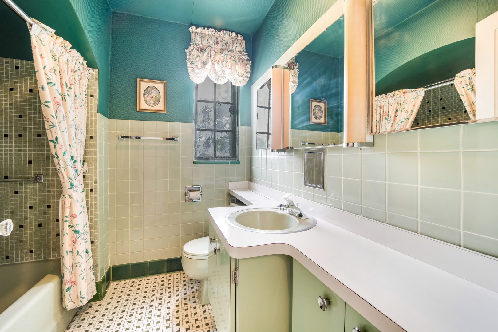 141 North Delaplaine Road Riverside, IL 60546 - Photo 13 of 19 a bathroom with a sink a toilet and shower