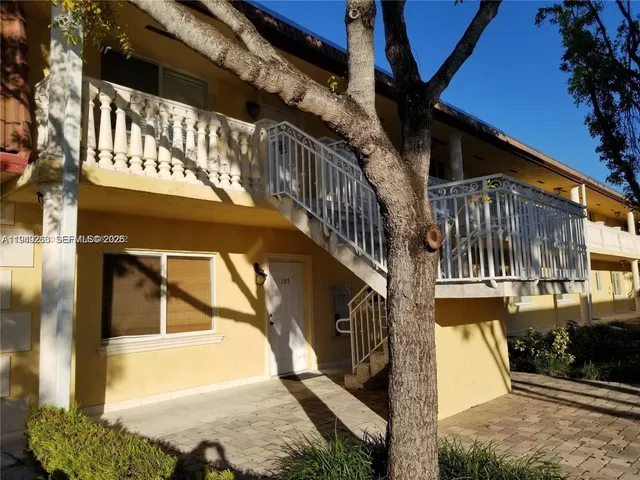 a view of an entryway of the house