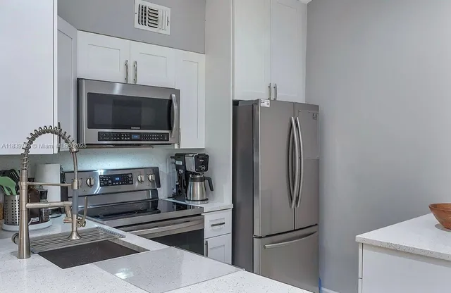 $259,900 | 3001 North Oakland Forest Drive, Unit 301, Oakland Park, FL 33309