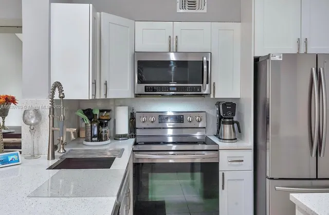 $259,900 | 3001 North Oakland Forest Drive, Unit 301, Oakland Park, FL 33309