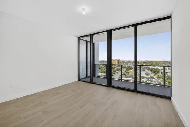 a view of entryway front of a house