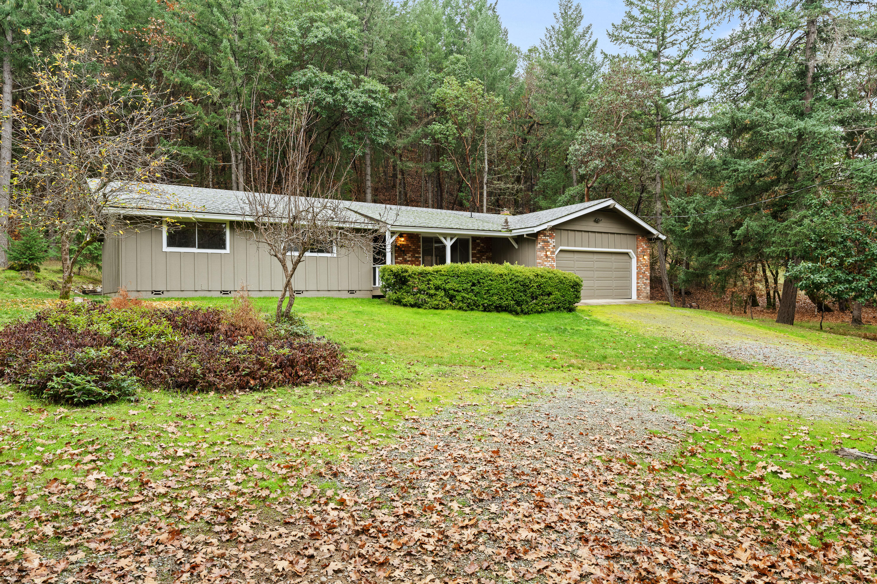 1357 Summit Loop Grants Pass, OR 97527 - Photo 1 of 24 EXT (9 of 13)