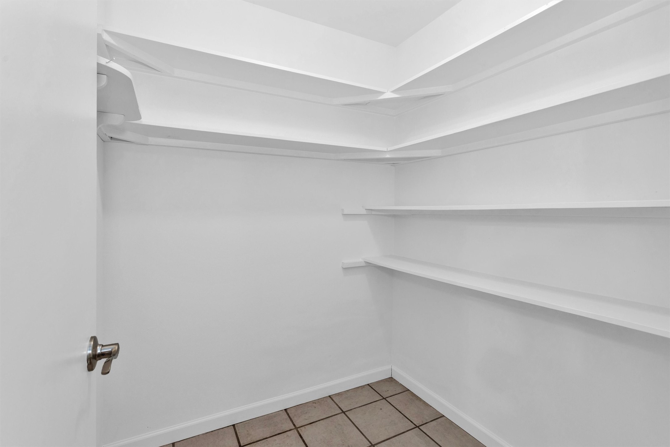 586 Diggs Road Willis, TX 77378 - Photo 11 of 44 Walk in pantry