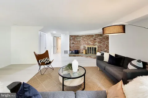 $1,050,000 | 4 Orchard Way North, Rockville, MD 20854