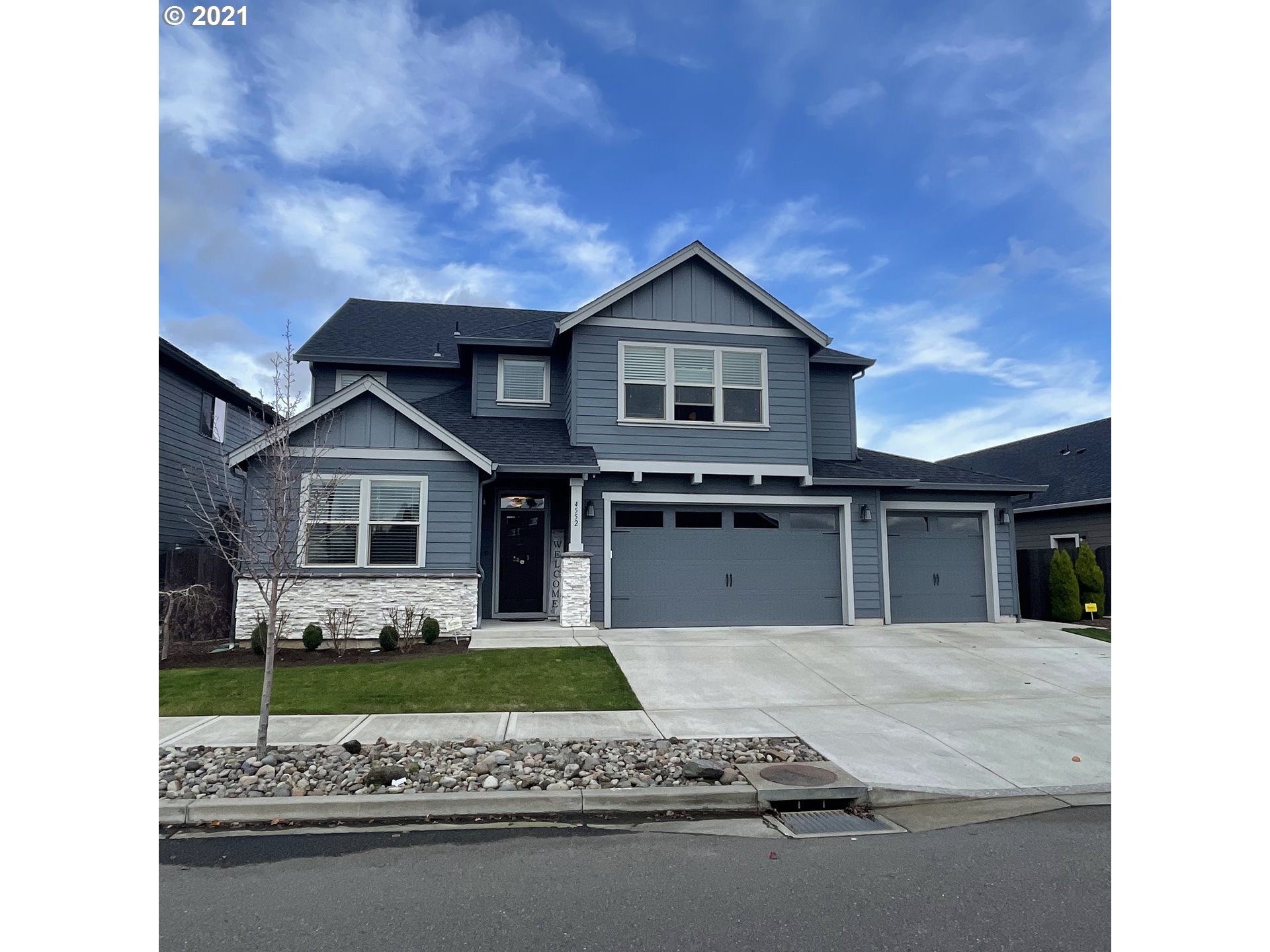4552 North 9th Street Ridgefield, WA 98642 - Photo 1 of 29 a front view of a house with garden