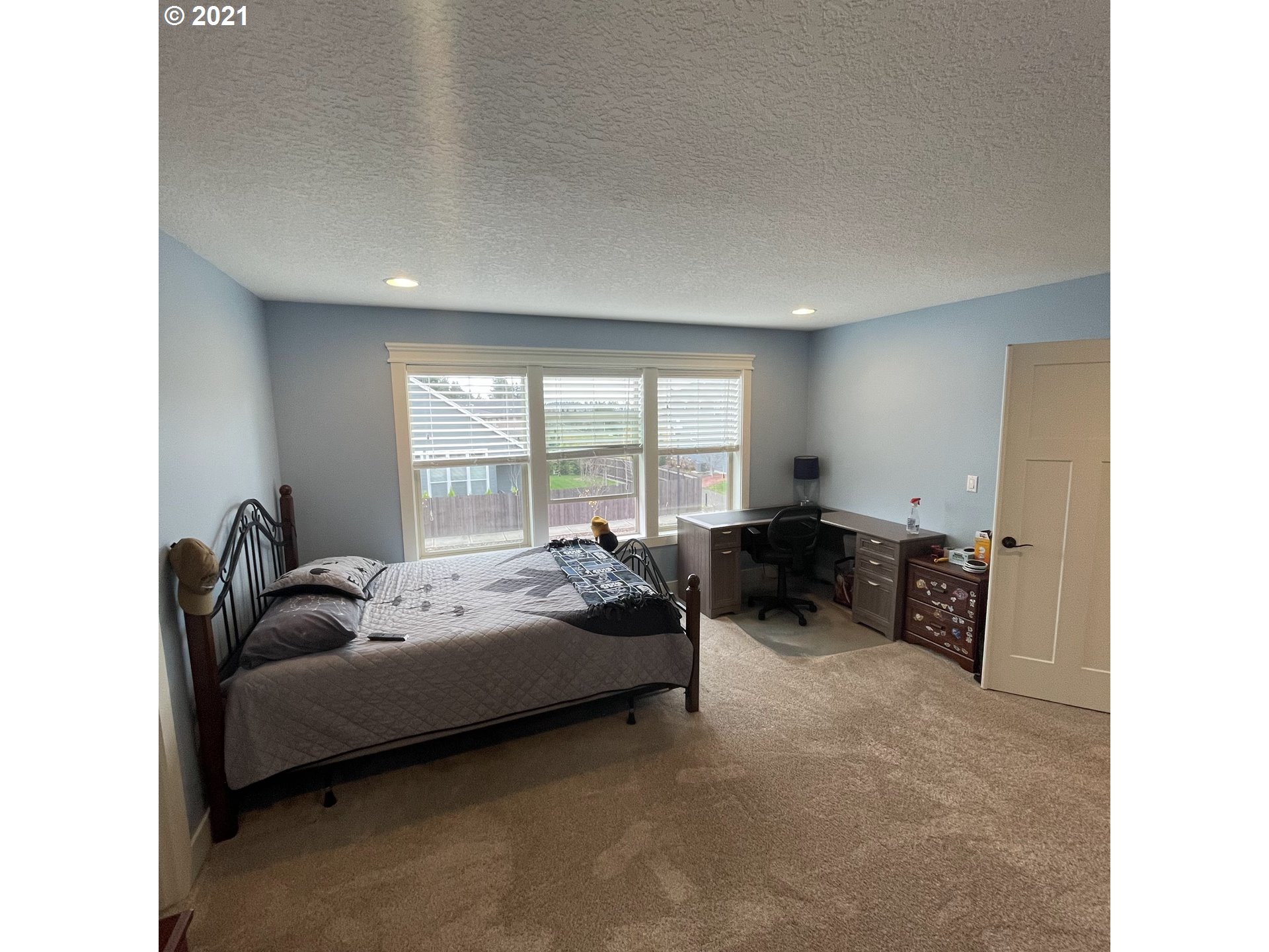4552 North 9th Street Ridgefield, WA 98642 - Photo 14 of 29 a living room with furniture and a large window