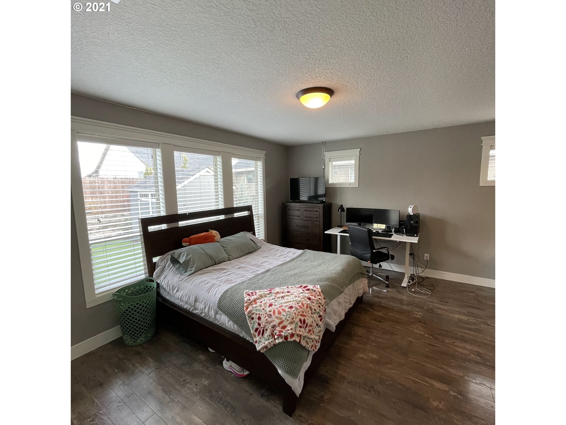 4552 North 9th Street Ridgefield, WA 98642 - Photo 9 of 29 a bed sitting in a spacious bedroom next to a window