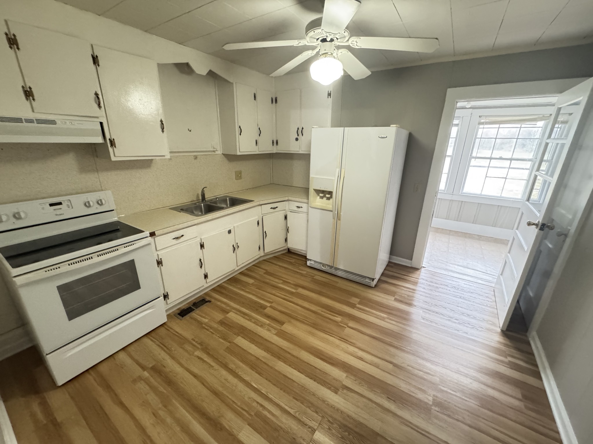 835 Bridge Avenue, Unit B Murfreesboro, TN 37129 - Photo 3 of 10 a kitchen with stainless steel appliances a stove a sink and white cabinets