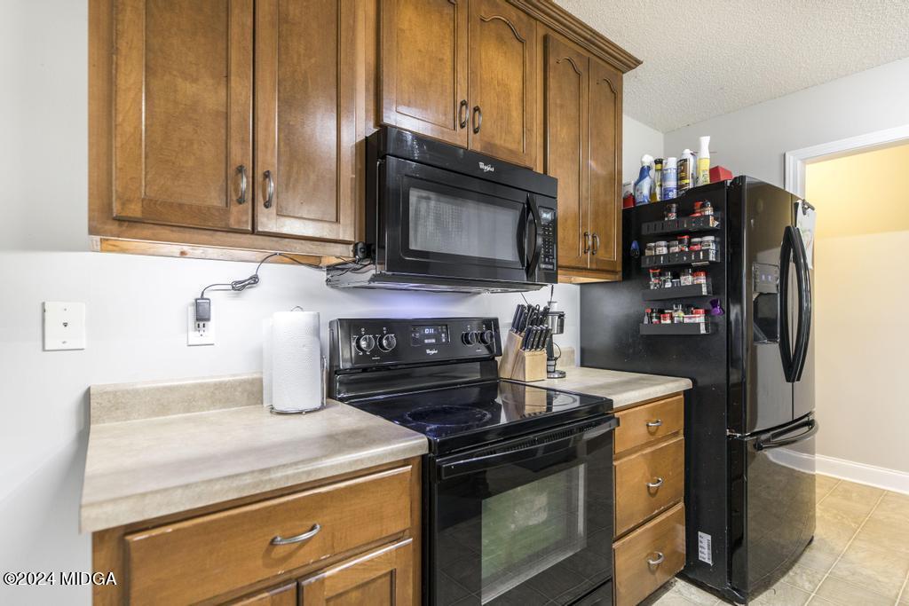 104 Weatherwood Road Kathleen, GA 31047 - Photo 13 of 35 a kitchen with stainless steel appliances granite countertop a stove microwave and refrigerator
