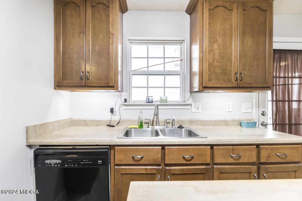 104 Weatherwood Road Kathleen, GA 31047 - Photo 14 of 35 a kitchen with stainless steel appliances granite countertop a sink stove and cabinets