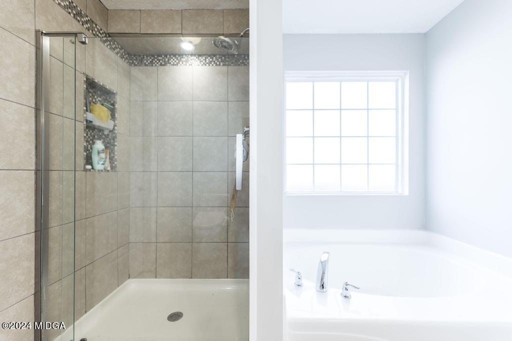 104 Weatherwood Road Kathleen, GA 31047 - Photo 20 of 35 a bathroom with a bathtub and a shower