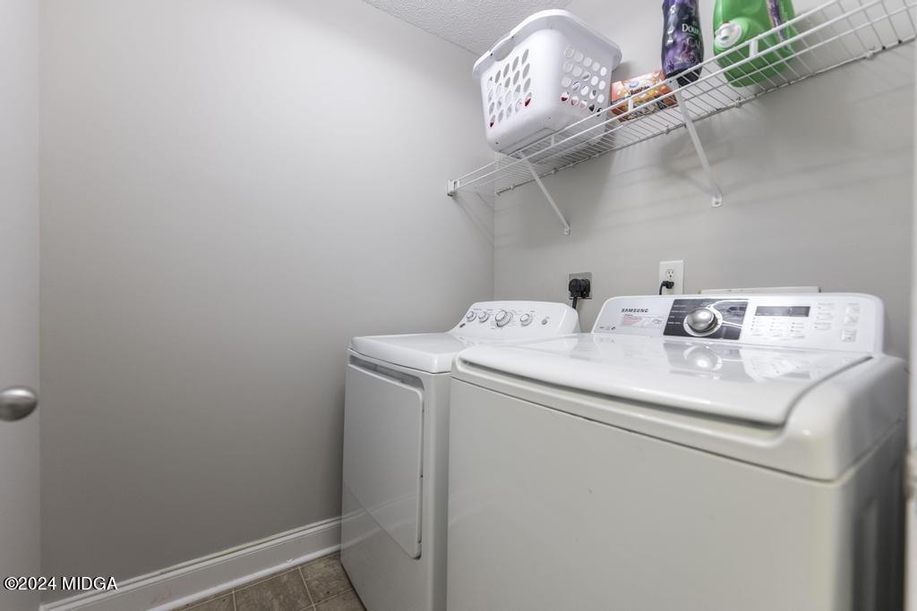 104 Weatherwood Road Kathleen, GA 31047 - Photo 22 of 35 a utility room with dryer and washer