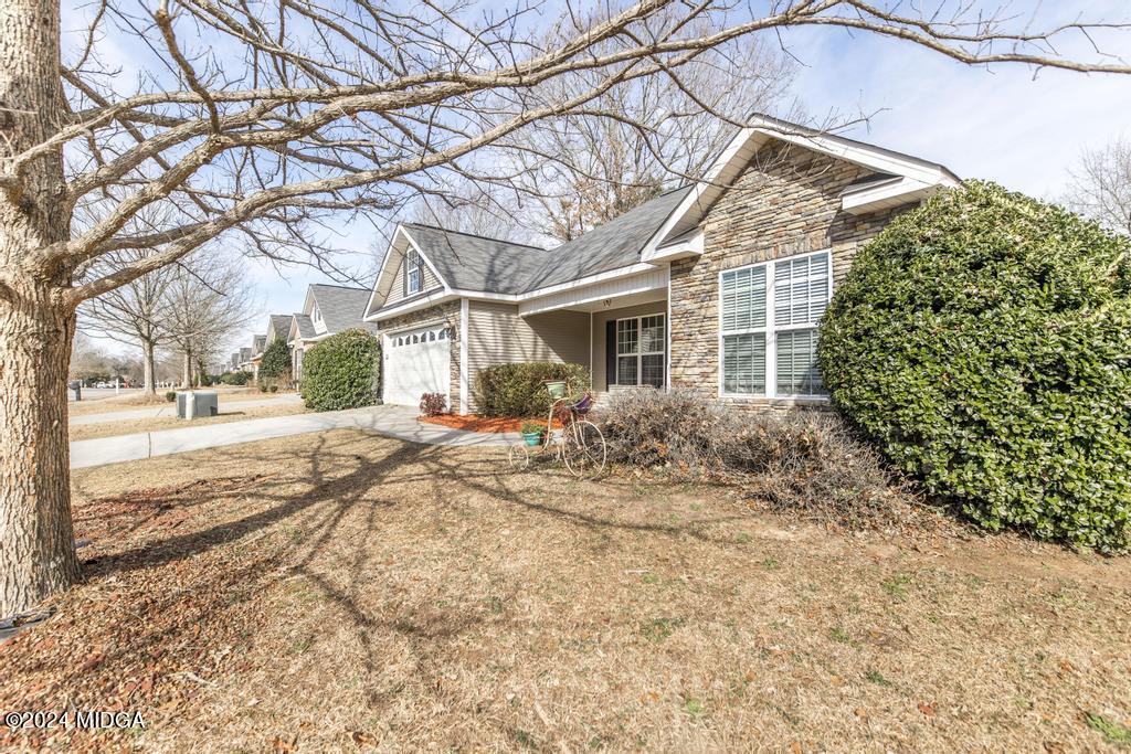 104 Weatherwood Road Kathleen, GA 31047 - Photo 5 of 35 a view of a yard with a house