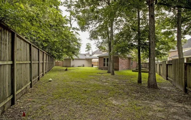 a view of a house with backyard