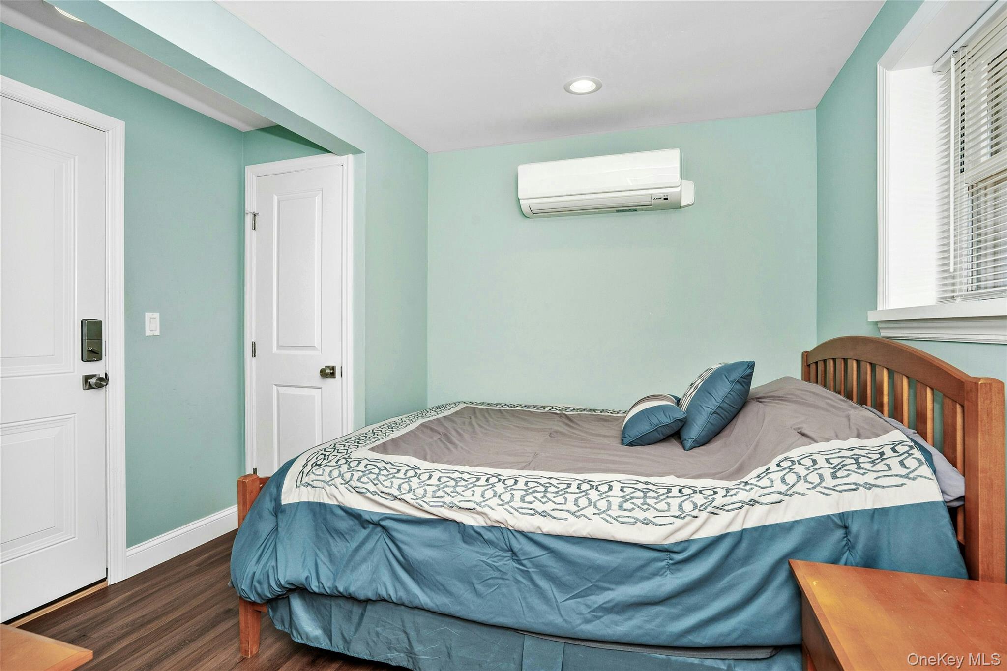 109 Plymouth Road Plainview, NY 11803 - Photo 17 of 25 Gallery Image 17