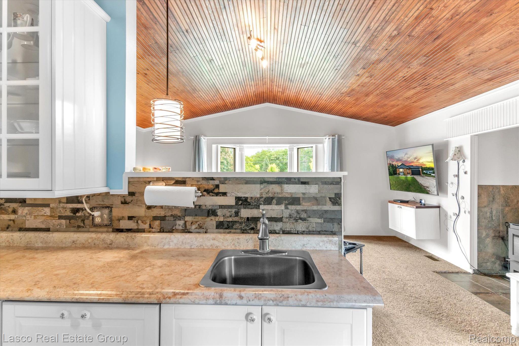 19310 Hickory Ridge Road Fenton, MI 48430 - Photo 6 of 29 Kitchen/Lliving Room