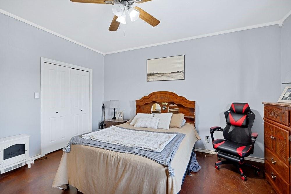 7709 Fm 902 Sherman, TX 75092 - Photo 18 of 39 a bedroom with a bed and cabinets