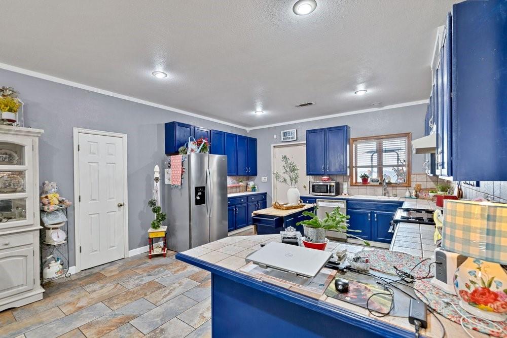 7709 Fm 902 Sherman, TX 75092 - Photo 10 of 39 a living room with furniture and wooden floor