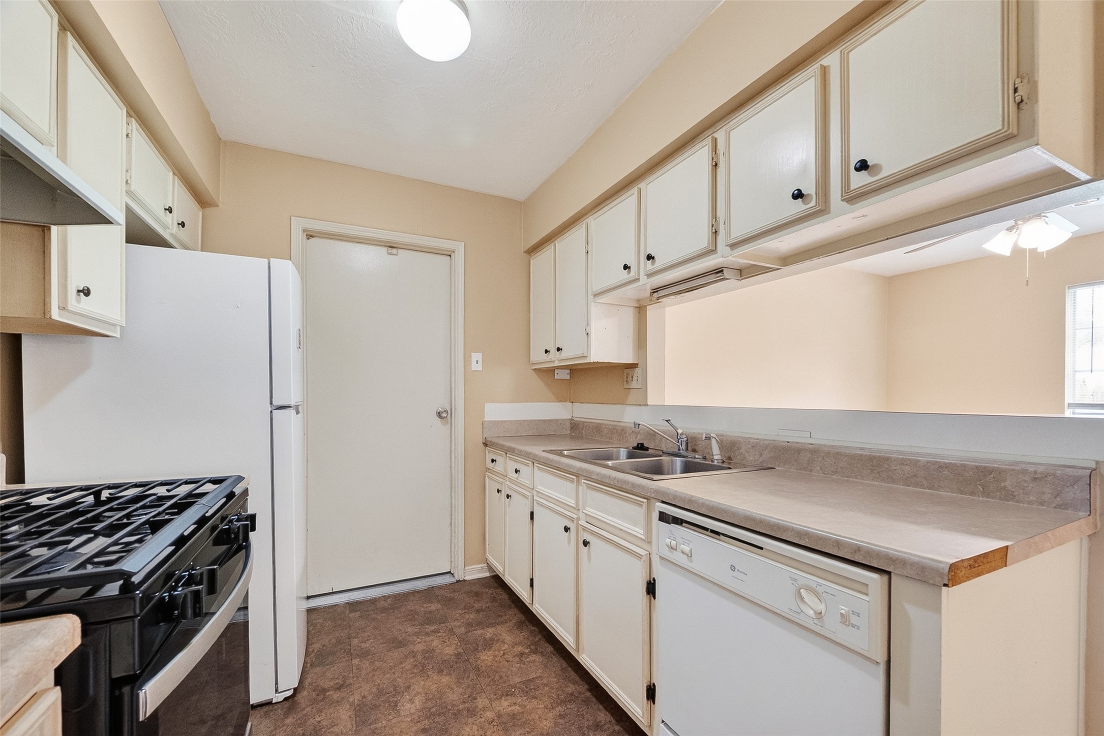4826 Redfish Reef Drive Bacliff, TX 77518 - Photo 9 of 25 a kitchen with granite countertop a sink stove and refrigerator