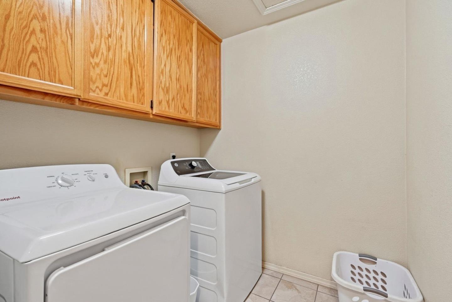 3882 Pintail Court Merced, CA 95340 - Photo 17 of 21 a utility room with dryer and washer