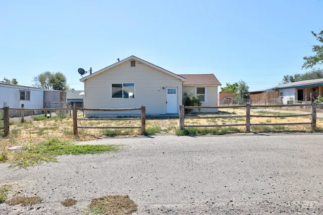 $172,000 | 167 West 3rd Avenue, Glenns Ferry, ID 83623