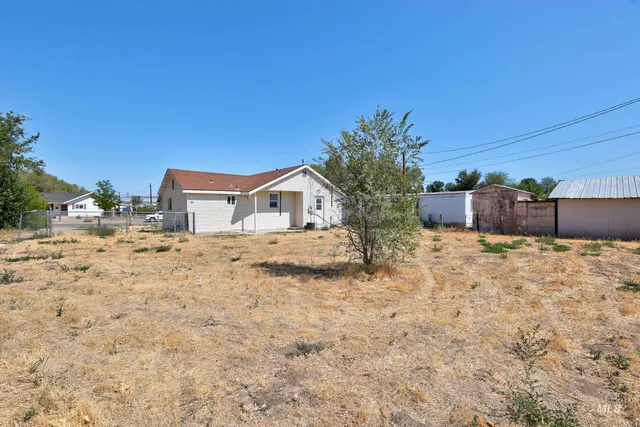 $172,000 | 167 West 3rd Avenue, Glenns Ferry, ID 83623