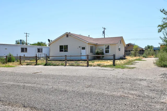 $172,000 | 167 West 3rd Avenue, Glenns Ferry, ID 83623