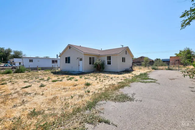 $172,000 | 167 West 3rd Avenue, Glenns Ferry, ID 83623
