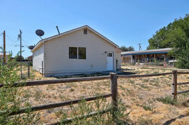 $172,000 | 167 West 3rd Avenue, Glenns Ferry, ID 83623
