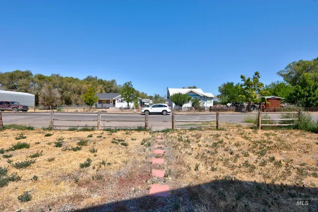 $172,000 | 167 West 3rd Avenue, Glenns Ferry, ID 83623