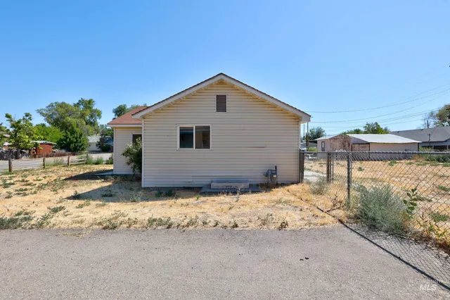 $172,000 | 167 West 3rd Avenue, Glenns Ferry, ID 83623